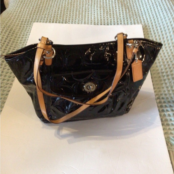 Elegant Black Patent Leather Tote Bag - Picture 2 of 4